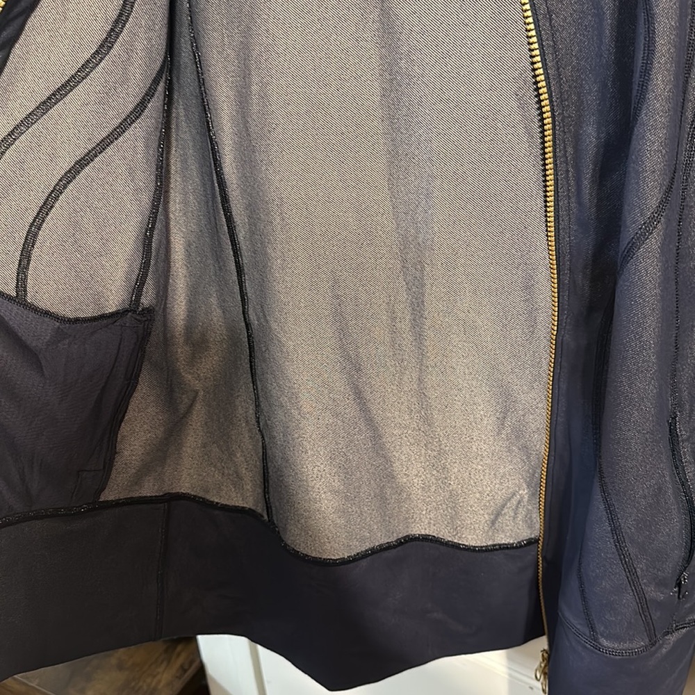 Lululemon Hooded Zippered Blue Denim Look Workout Jacket With Thumb Holes Size 6 - Picture 15 of 17